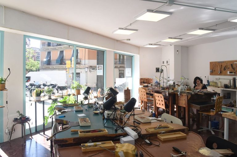 Taller de joyería artesanal en Barcelona creando una joya a mano