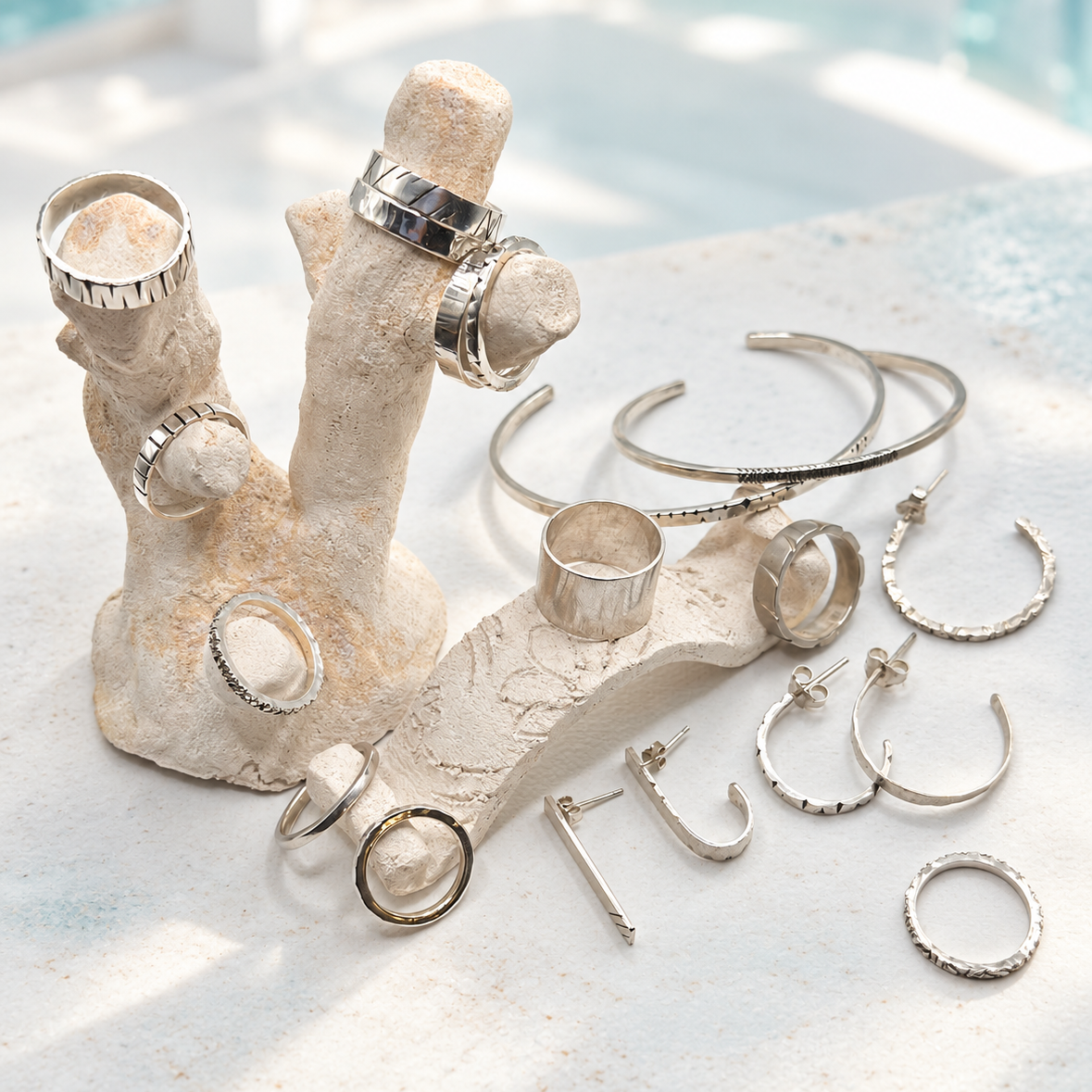 Taller Fuego · Joyas de plata hechas a mano Anillos finos y anchos, pendientes y pulseras rígidas de plata con diferentes texturas y acabados.