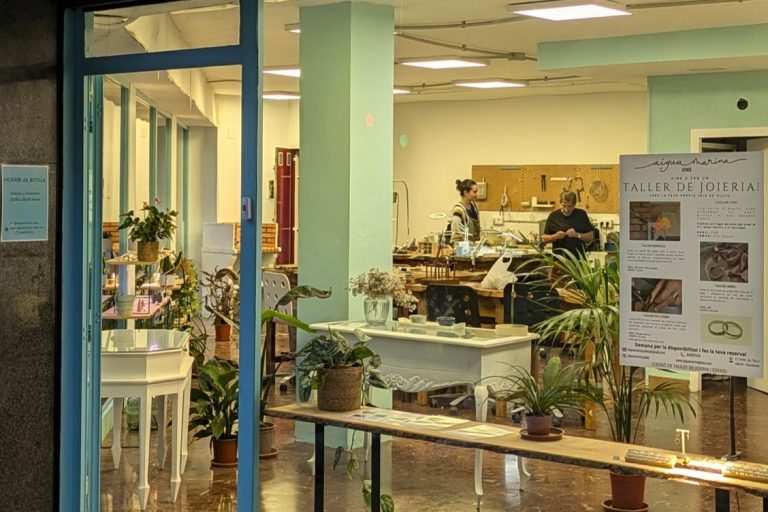 Crear tu joya paso a paso en taller artesanal